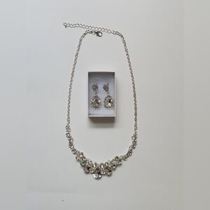 NWOT Beautiful rhinestone necklace and earrings set